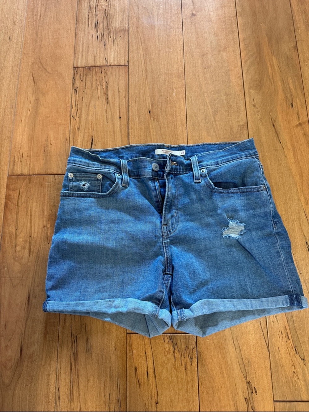 Levi’s Mid-Length Short